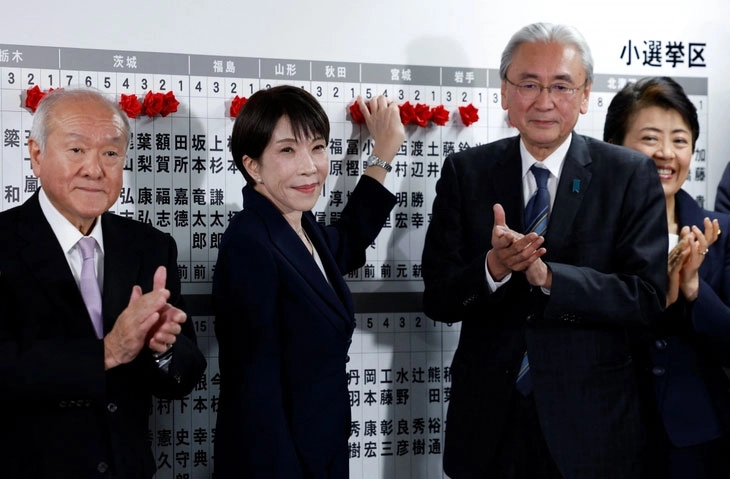 다카이치 사나에(왼쪽 두번째) 일본 총리가 중의원 선거에서 압승한 지난 8일 밤늦게 자민당 당사를 찾아 당선자 이름 위에 꽃모양 리본을 달고 있다. 
도쿄 로이터 연합뉴스
