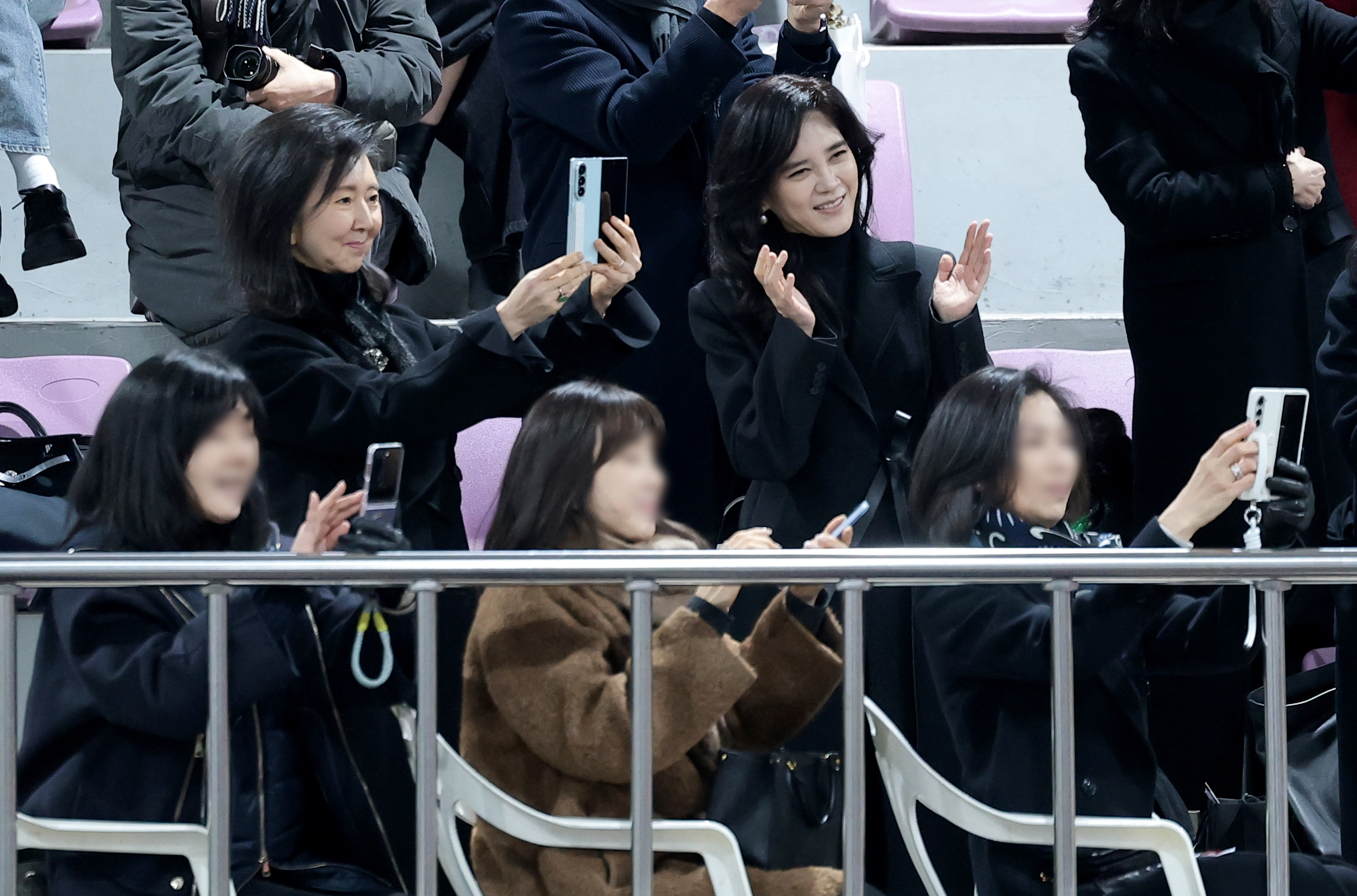 홍라영 전 삼성미술관 리움 총괄부관장(왼쪽)과 이부진 신라호텔 사장이 9일 서울 강남구 휘문고등학교에서 열린 임동현 군의 졸업식에 참석해 즐거운 시간을 보내고 있다. 2026.2.9 뉴스1