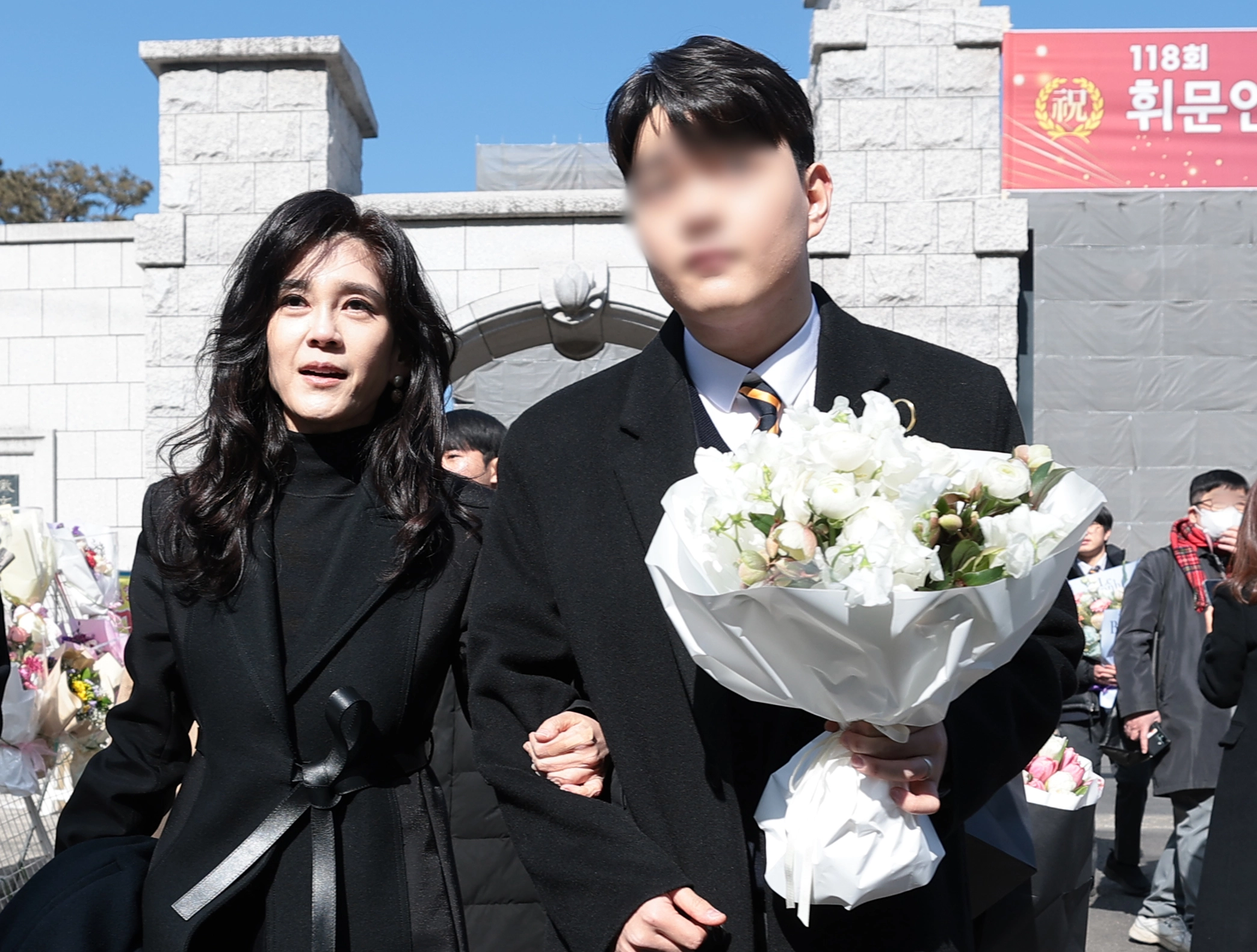 이부진 호텔신라 사장이 9일 서울 강남구 휘문고등학교에서 열린 아들 임동현군의 졸업식에 참석해 함께 이동하고 있다. 2026.2.9 뉴스1