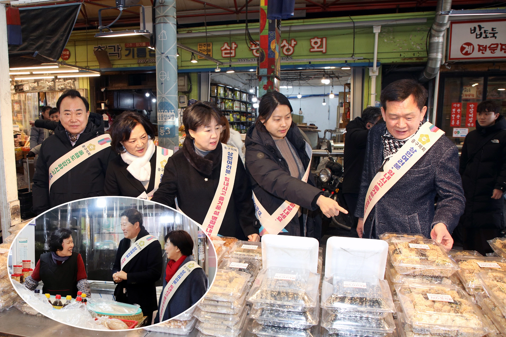 서울 중구의회 의원들이 지난 9일 중앙시장을 방문해 주요 성수품을 직접 구매하며 물가 동향을 살펴보고 있다. 사진: 중구의회 제공.