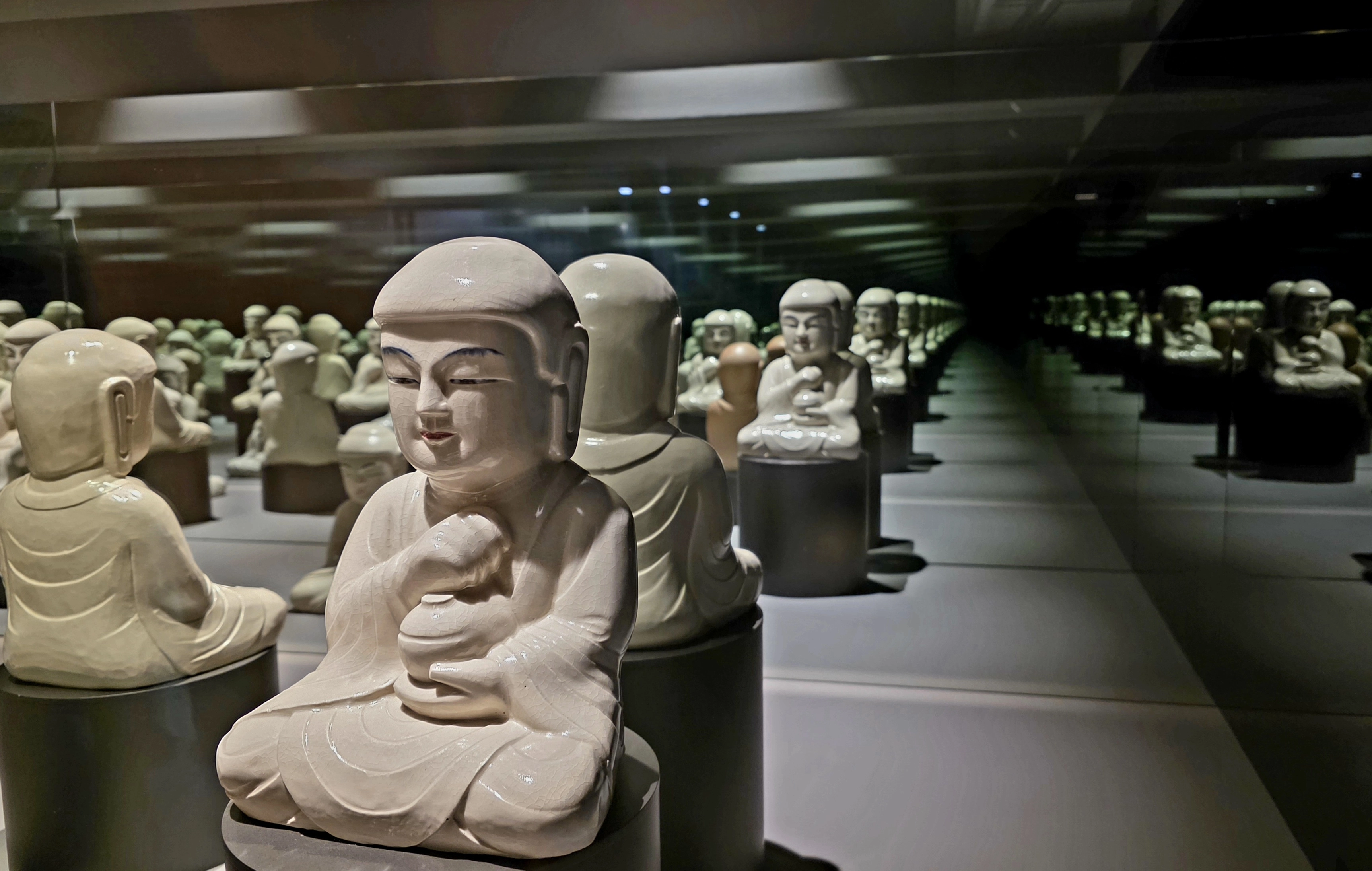 경남 양산 통도사 서운암에서 경기도박물관으로 첫 나들이에 나선 3000도자 불상 중 일부 작품. 그간 대중에 공개되지 않았던 작품들이다.