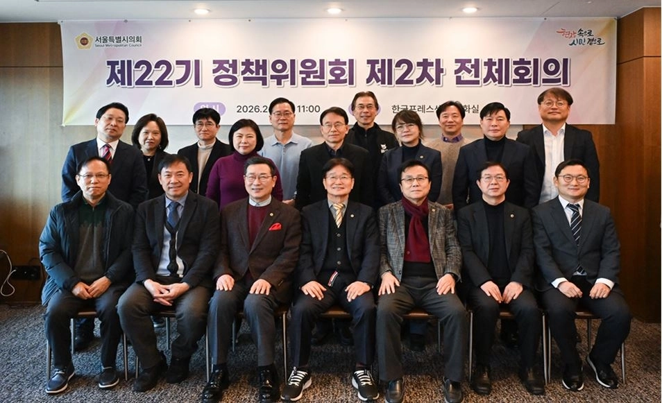 22기 정책위원회 2차 전체회의에서 참석위원들이 기념촬영을 하고 있다.