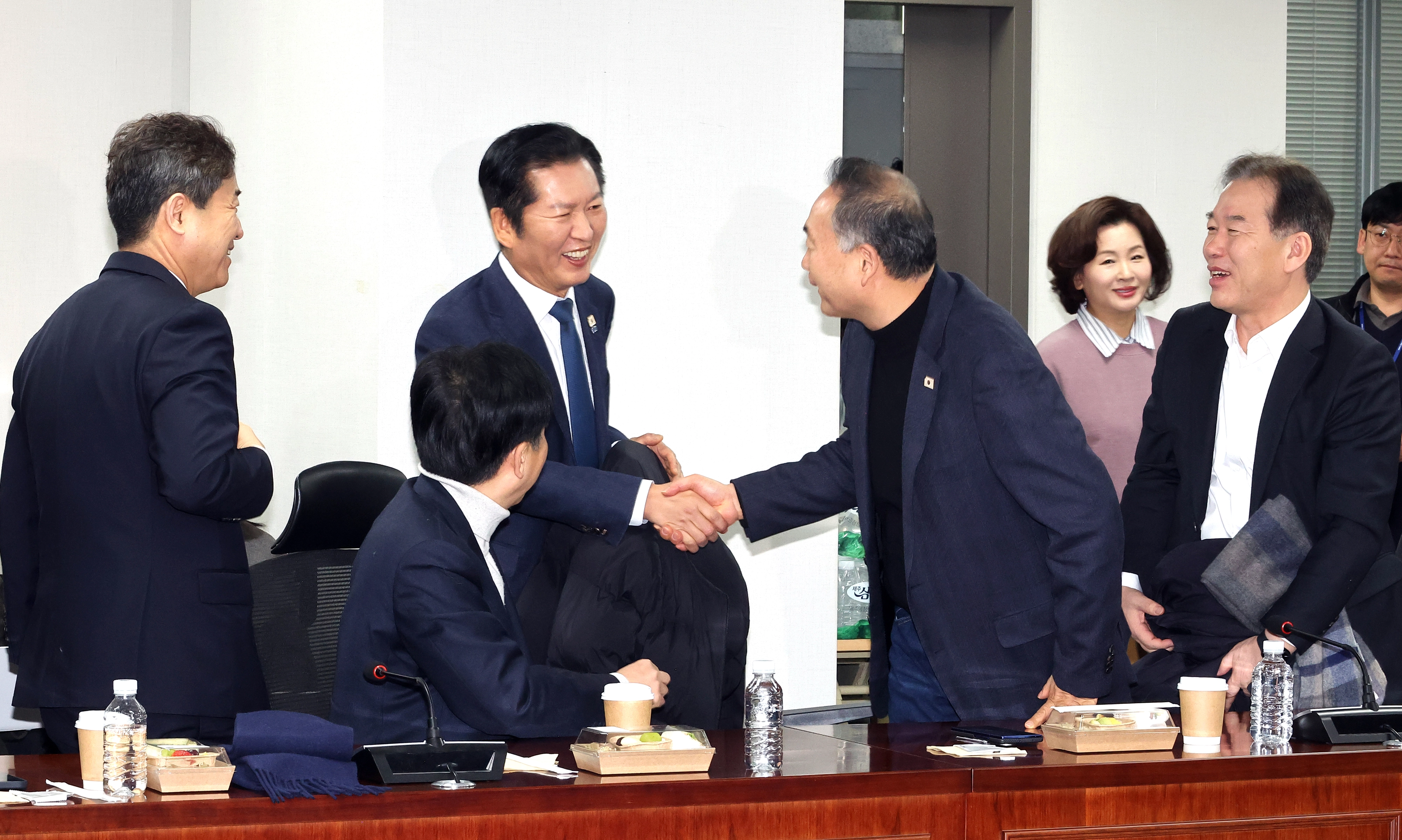 정청래 대표, 재선 의원들과 인사  더불어민주당 정청래 대표가 10일 국회 의원회관에서 재선 의원들과 간담회를 하기에 앞서 참석 의원들과 인사하고 있다. 2026.2.10