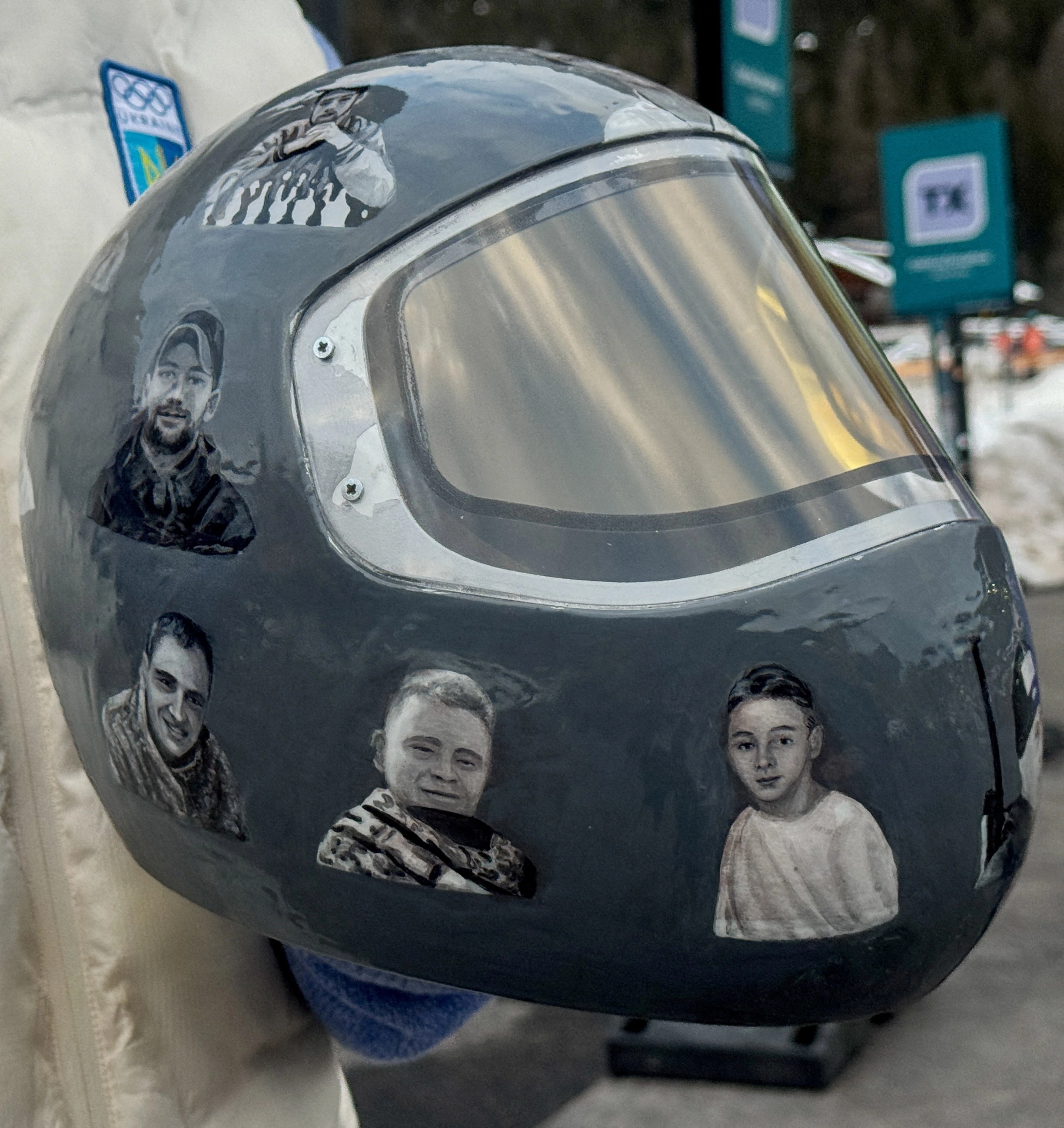 2026 밀라노·코르티나담페초 동계 올림픽 스켈레톤에 출전한 블라디슬라프 헤라스케비치(27·우크라이나)가 착용한 러시아의 우크라이나 침공으로 촉발된 전쟁에서 사망한 동료 선수들의 얼굴이 새겨진 헬멧. 로이터 연합뉴스