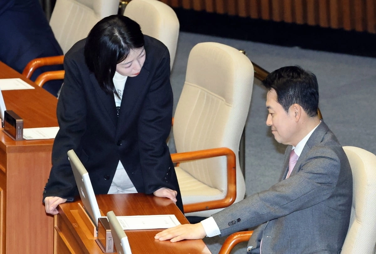 배현진 국민의힘 의원이 지난 9일 국회에서 열린 2월 임시국회 본회의에서 장동혁 대표에게 당 중앙윤리위원회의 제소와 관련해 따지고 있는 모습. 연합뉴스
