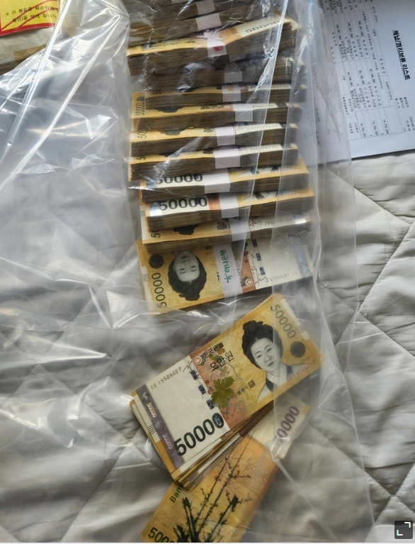 경기도가 압류한 고액 체납자 현금 다발(경기도 제공)