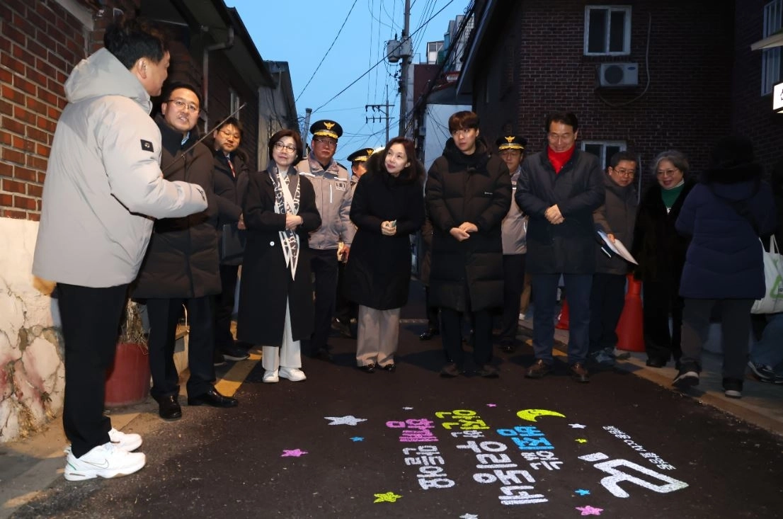 서대문구 창천동 로고젝터 설치 현장 찾은 최호정 의장