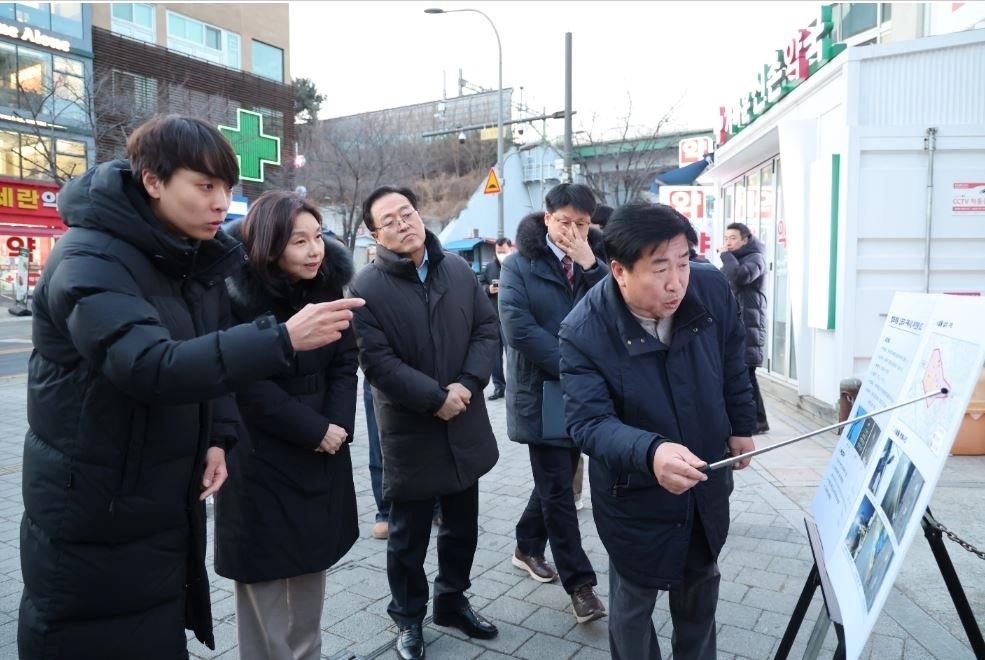 서대문구 창천동 범죄예방 인프라 구축사업 현황 청취하는 최호정 의장과 정지웅 의원