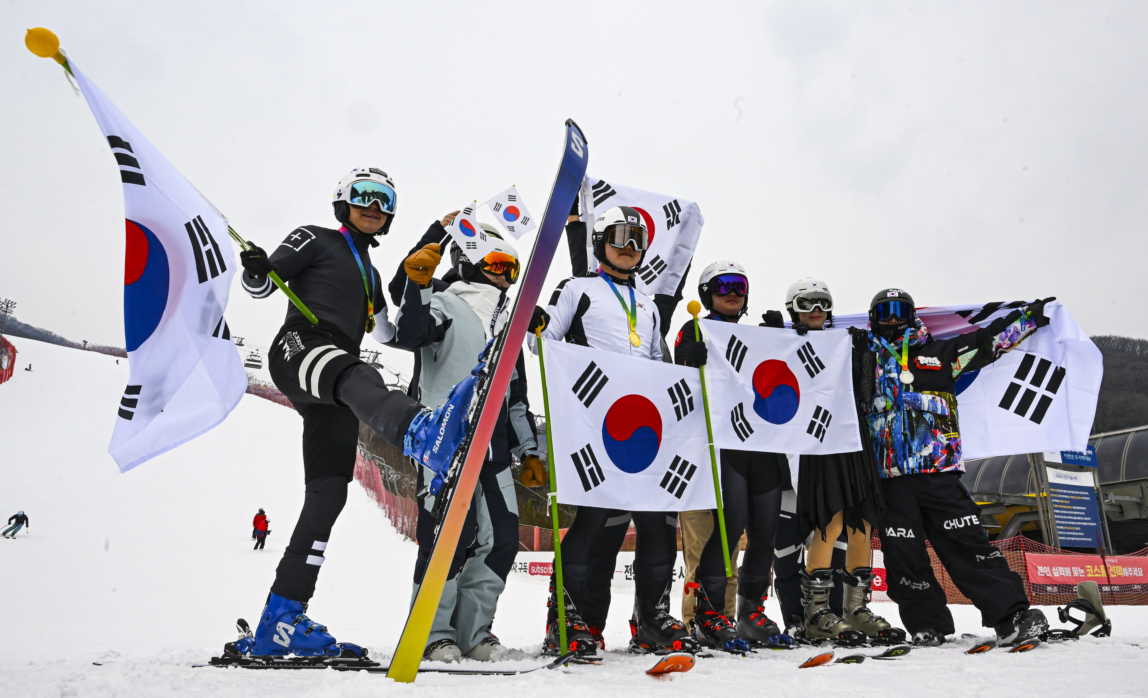 스키어들이 10일 경기 광주시 곤지암리조트 스키장에서 쇼트트랙, 피겨 등의 복장을 차려입고 태극기를 든 채 동계올림픽 국가대표를 응원하는 퍼포먼스를 하고 있다. 2026.2.10 이지훈 기자