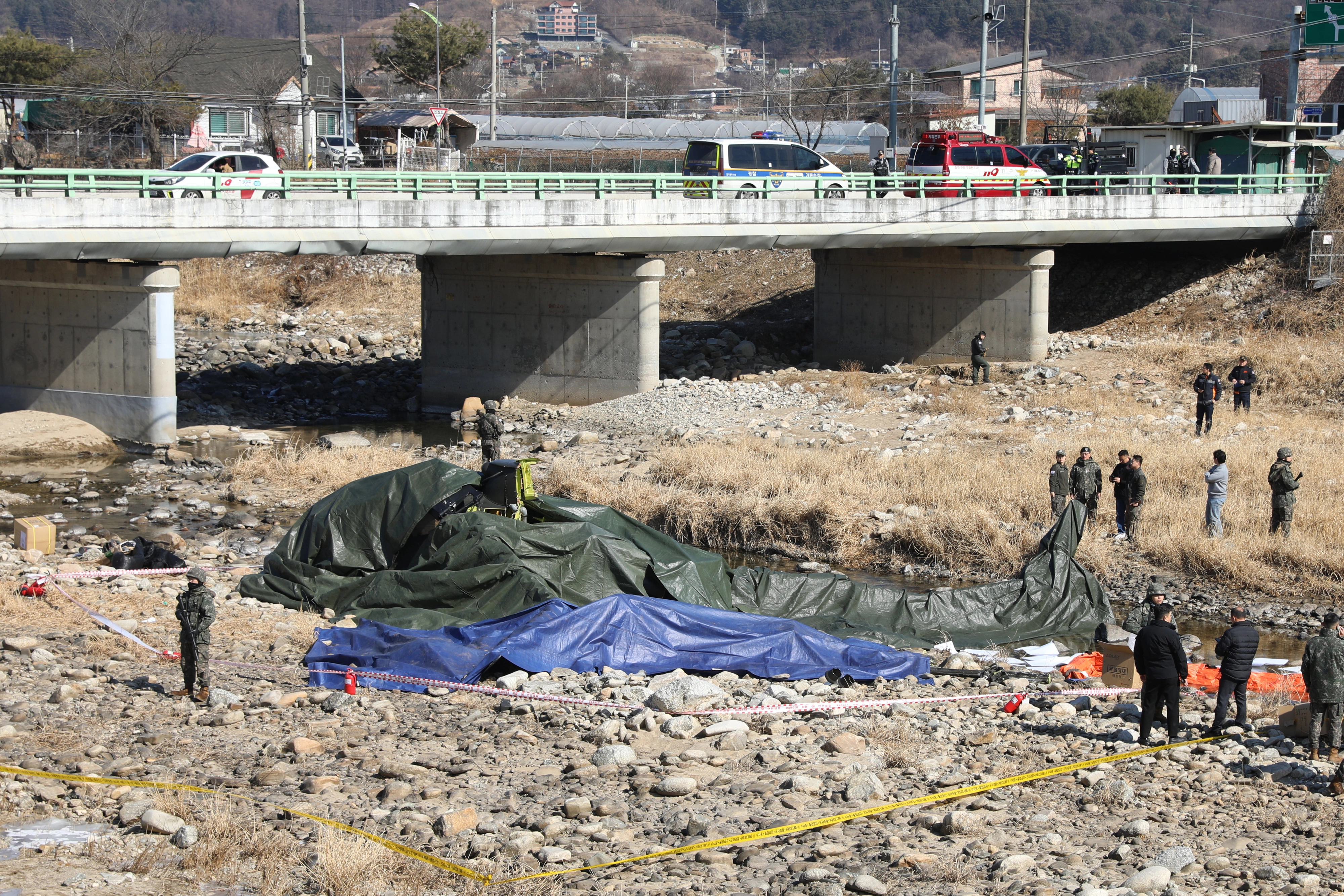 9일 경기 가평군 조종면 현리에서 육군 코브라 헬기가 추락해 군 당국이 현장을 조사하고 있다. 2026.2.9 연합뉴스
