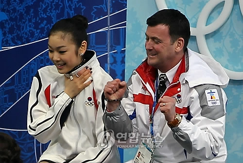밴쿠버 동계올림픽 여자 싱글 피겨 쇼트프로그램이 열린 퍼시픽 콜리세움에서 김연아가 역대 최고점 78.50을 받은 후 브라이언 오서 코치와 기뻐하고 있다. 연합뉴스