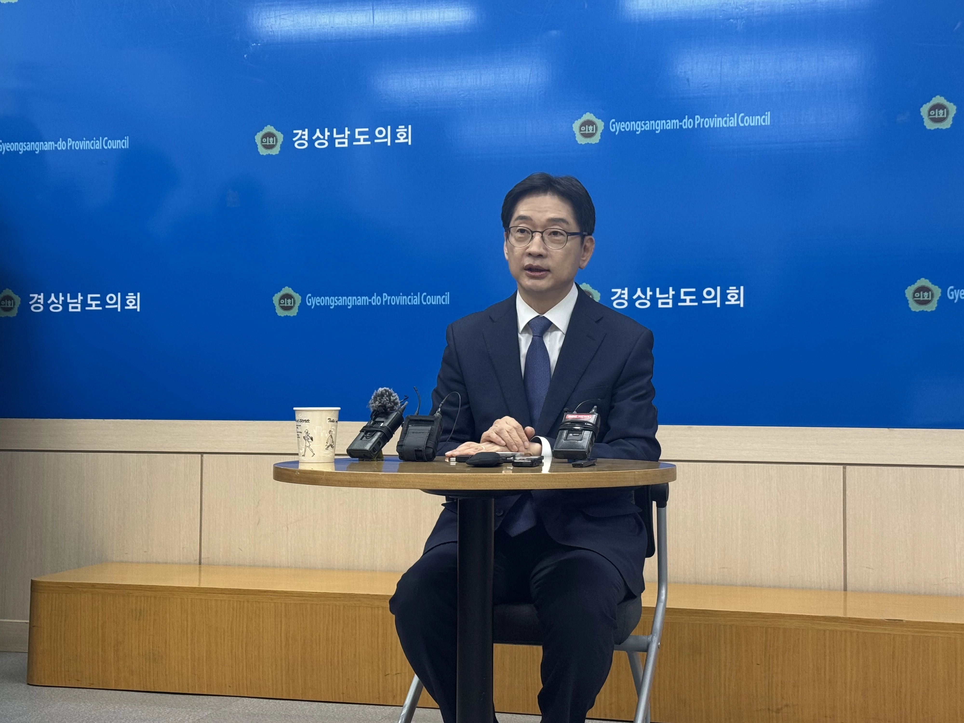 김경수 지방시대위원장이 10일 경남도의회 프레스센터에서 부산경남 행정통합 추진과 관련한 입장을 밝히고 있다. 2026.2.10. 이창언 기자