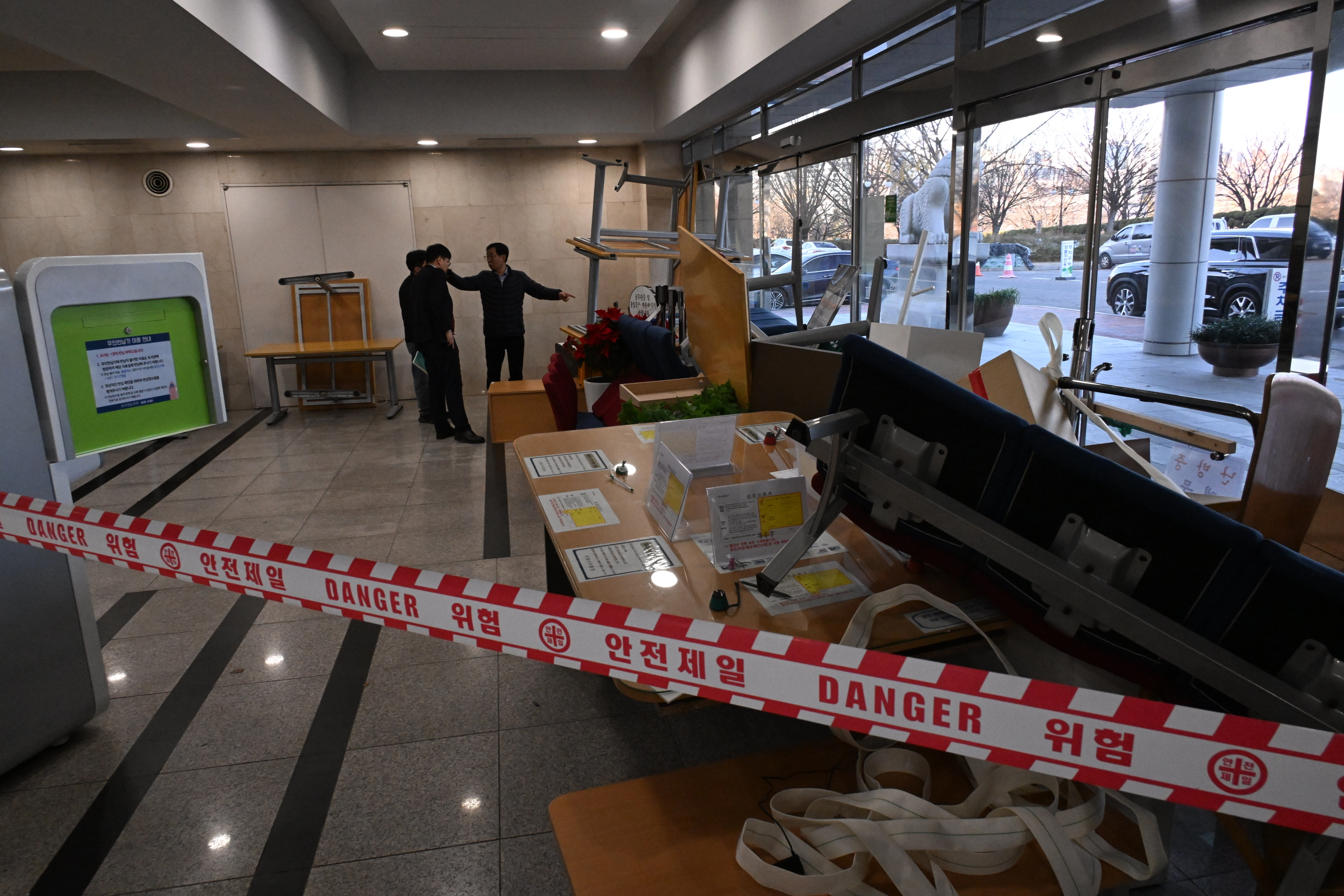 2024년 12월 4일  국회 본관3문 출입구에 국회 관계자들이 계엄군 진입을 막기 위해 바리케이드로 사용한 물품들이 쌓여 있다. 2024.12.4 안주영 전문기자