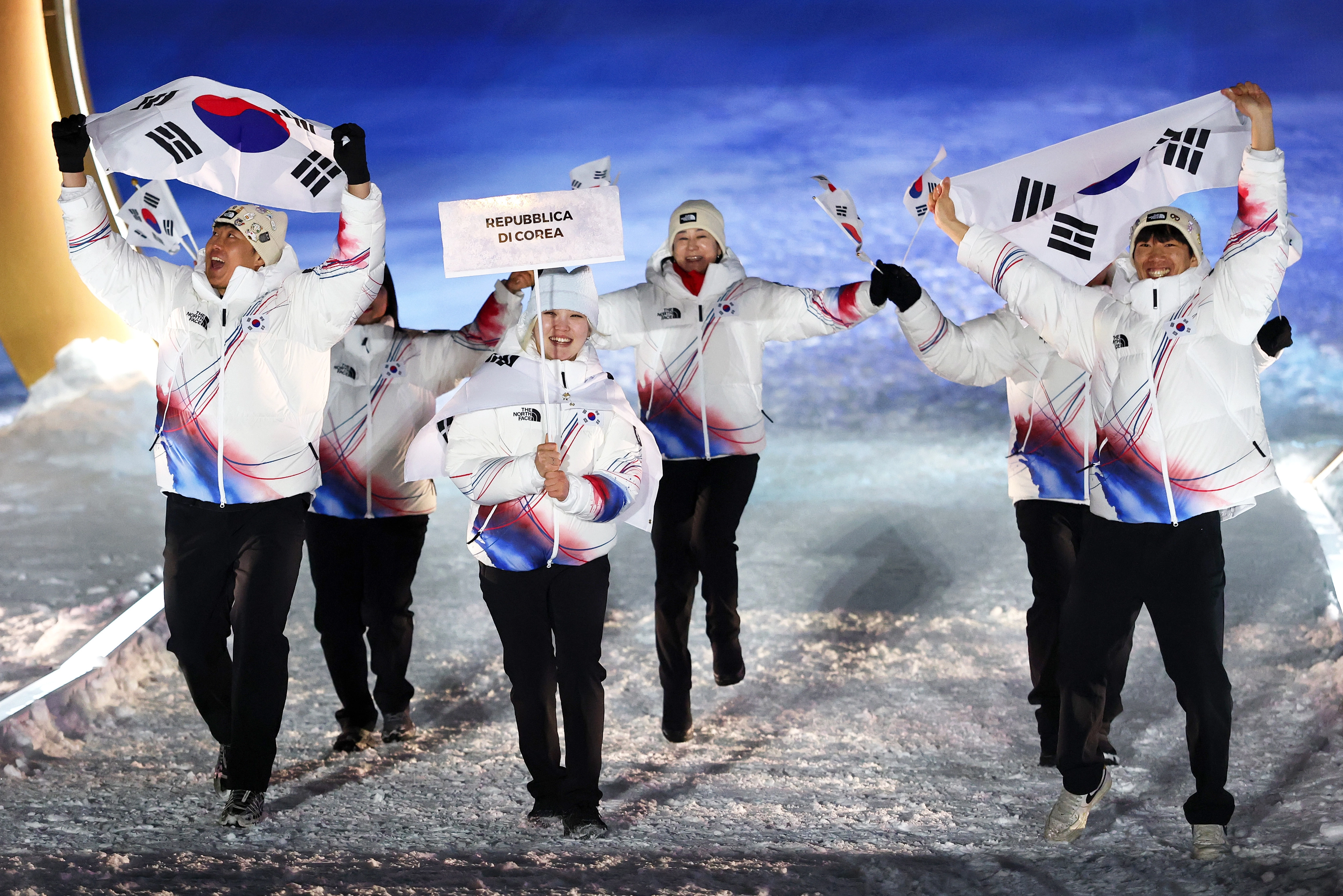 리비뇨 개막식, 태극기 흔들며 입장하는 한국 선수단  대한민국 국가대표 선수단이 6일(현지 시간) 이탈리아 리비뇨의 스노파크에서 열린 2026 밀라노·코르티나담페초 동계올림픽 개막식에서 태극기를 흔들며 입장하고 있다. 2026.02.07. 리비뇨 AP 뉴시스