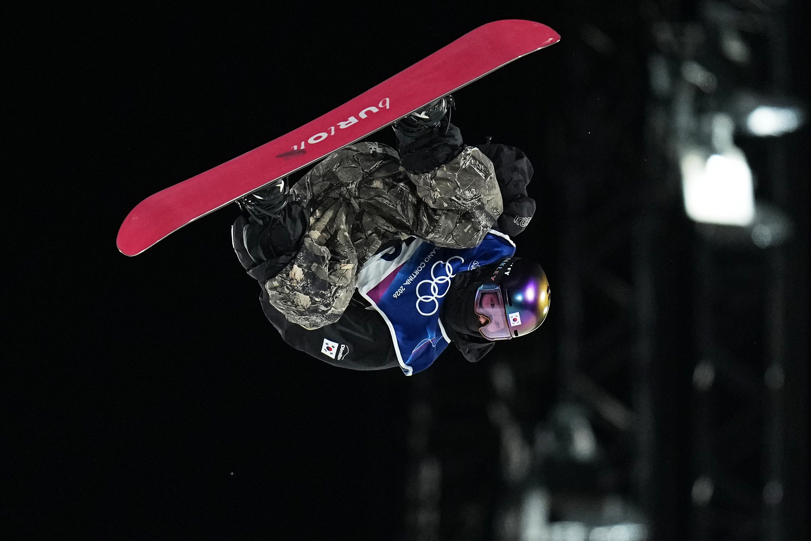 스노보드 유승은, 빅에어 결선 진출  유승은이 8일(현지 시간) 이탈리아 리비뇨 스노파크에서 열린 2026 밀라노·코르티나담페초 동계올림픽 스노보드 여자 빅에어 예선 경기를 펼치고 있다. 유승은은 생애 첫 올림픽 무대에서 166.50점을 기록해 전체 4위에 오르면서 결선에 올랐다. 2026.02.09. 리비뇨 AP 뉴시스