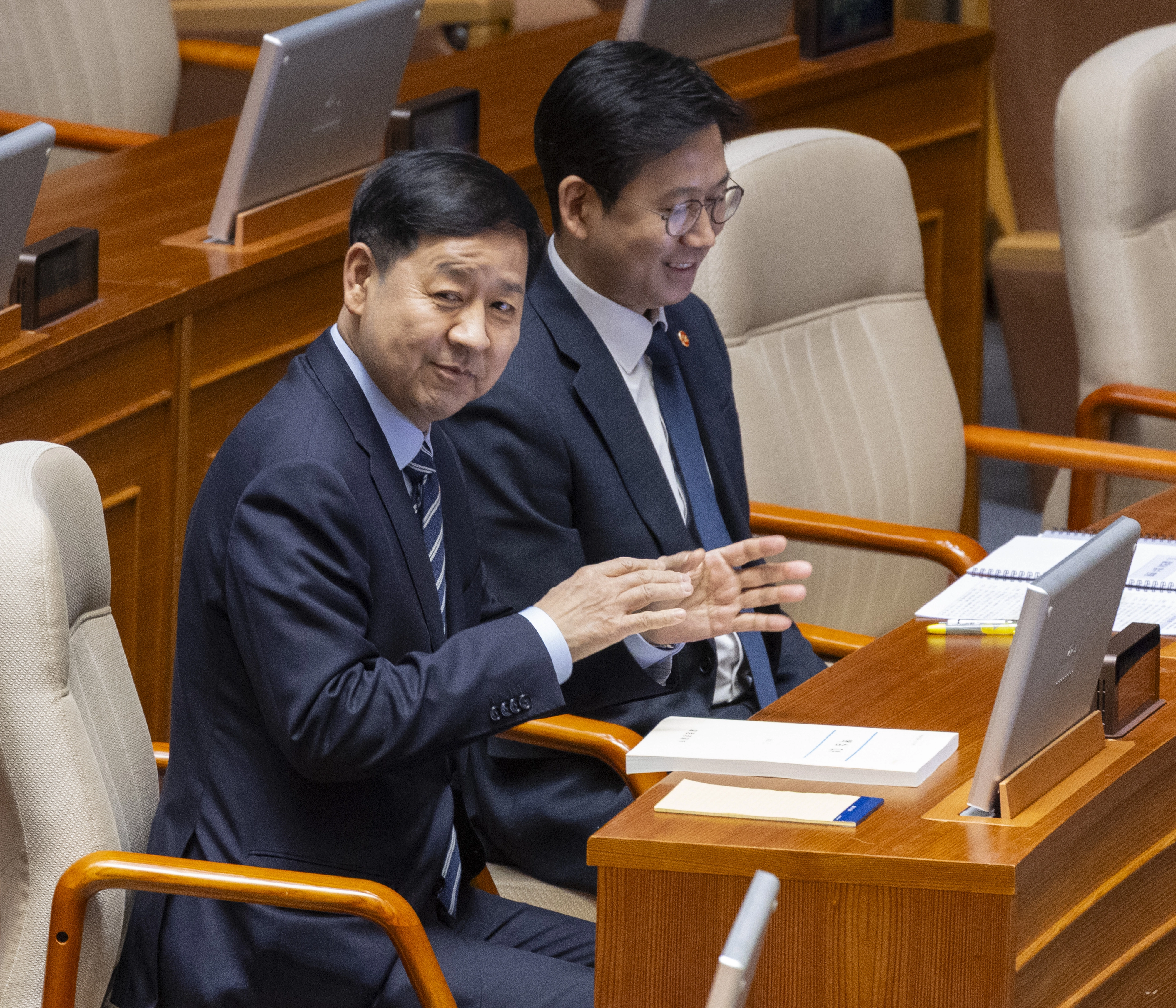 국회 대정부 질문 출석한 경제부총리와 과학 부총리
    (서울=연합뉴스) 황광모 기자 = 구윤철 부총리 겸 재정경제부 장관과 배경훈 부총리 겸 과학기술정보통신부 장관이 10일 국회에서 열린 본회의 경제에 관한 대정부 질문에 출석해 대기하고 있다. 2026.2.10
    hkmpooh@yna.co.kr