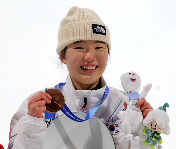 9일(현지시간) 이탈리아 리비뇨 스노파크에서 열린 2026 밀라노-코르티나담페초 동계올림픽 스노보드 여자 빅에어 시상식에서 동메달을 차지한 유승은이 미소를 짓고 있다. 2026.2.10 연합뉴스