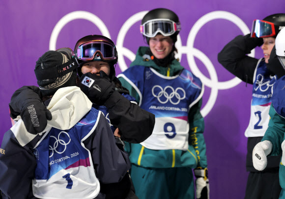 9일(현지시간) 이탈리아 리비뇨 스노파크에서 열린 2026 밀라노-코르티나담페초 동계올림픽 스노보드 여자 빅에어 결선에서 유승은이 동메달을 획득한 뒤 금메달을 차지한 일본의 무라세 고코모와 포옹하고 있다. 2026.2.10 연합뉴스