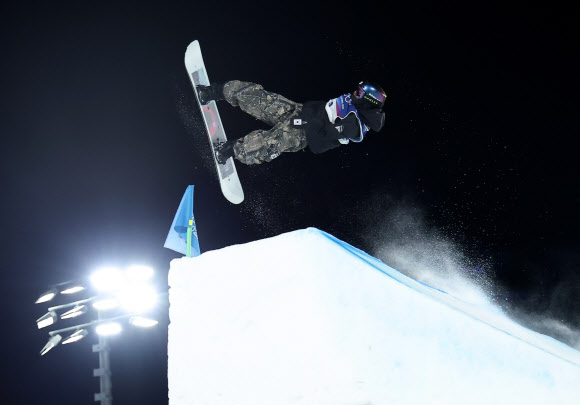 9일(현지시간) 이탈리아 리비뇨 스노파크에서 열린 2026 밀라노-코르티나담페초 동계올림픽 스노보드 여자 빅에어 결선에서 유승은이 묘기를 펼치고 있다. 유승은은 이날 동메달을 차지했다. 2026.2.10 연합뉴스