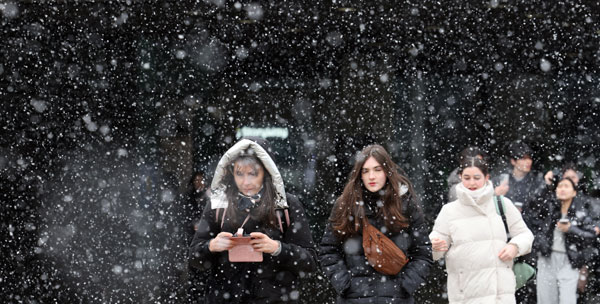 좀처럼 눈 구경하기 힘든 부산지역에 함박눈이 내린 10일 동구 부산역 광장에서 시민과 관광객들이 눈을 맞으며 이동하고 있다. 2026.02.10. 뉴시스
