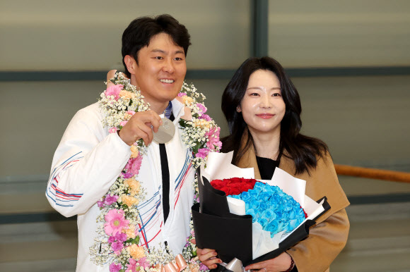 2026 밀라노·코르티나담페초 동계 올림픽 스노보드 남자 평행대회전에서 은메달을 차지한 김상겸이 10일 인천국제공항을 통해 귀국해 아내와 기념촬영을 하고 있다. 2026.2.10  연합뉴스