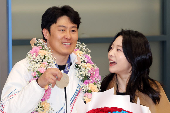 2026 밀라노·코르티나담페초 동계 올림픽 스노보드 남자 평행대회전에서 은메달을 차지한 김상겸이 10일 인천국제공항을 통해 귀국해 아내와 기념촬영을 하고 있다. 2026.2.10  연합뉴스
