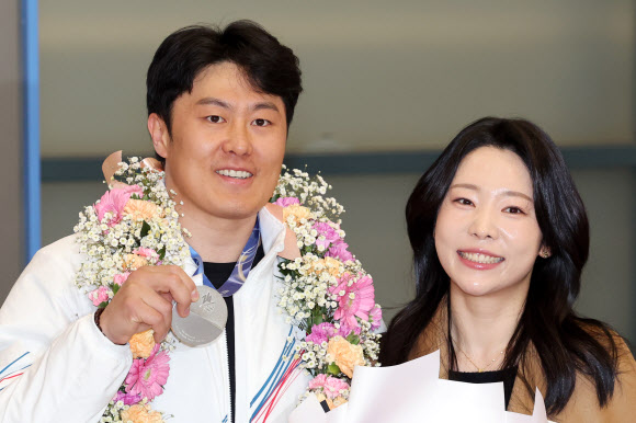 2026 밀라노·코르티나담페초 동계 올림픽 스노보드 남자 평행대회전에서 은메달을 차지한 김상겸이 10일 인천국제공항을 통해 귀국해 아내와 기념촬영을 하고 있다. 2026.2.10  연합뉴스