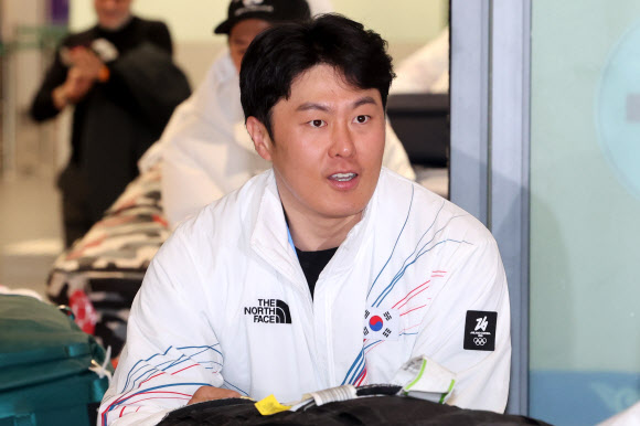 2026 밀라노·코르티나담페초 동계 올림픽 스노보드 남자 평행대회전에서 은메달을 차지한 김상겸이 10일 인천국제공항을 통해 귀국하고 있다. 2026.2.10  연합뉴스