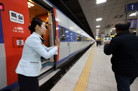 10일 서울 강남구 SRT 수서역에 도착한 한국철도공사(코레일) KTX 열차 승무원이 탑승하려는 승객을 안내하고 있다.  국토교통부와 한국철도공사(코레일), 에스알(SR)은 25일부터 예정된 KTX·SRT 시범 교차 운행에 대비해 이날 시운전을 하며 안전 점검을 실시했다. 2026.2.10  연합뉴스