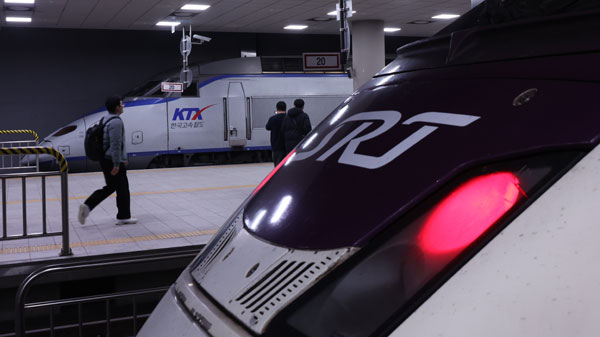 10일 오후 서울 수서역에서 KTX 열차가 시범 교차운행을 앞두고 안전점검을 위한 시운전을 하고 있다. 2026.2.10 뉴스1