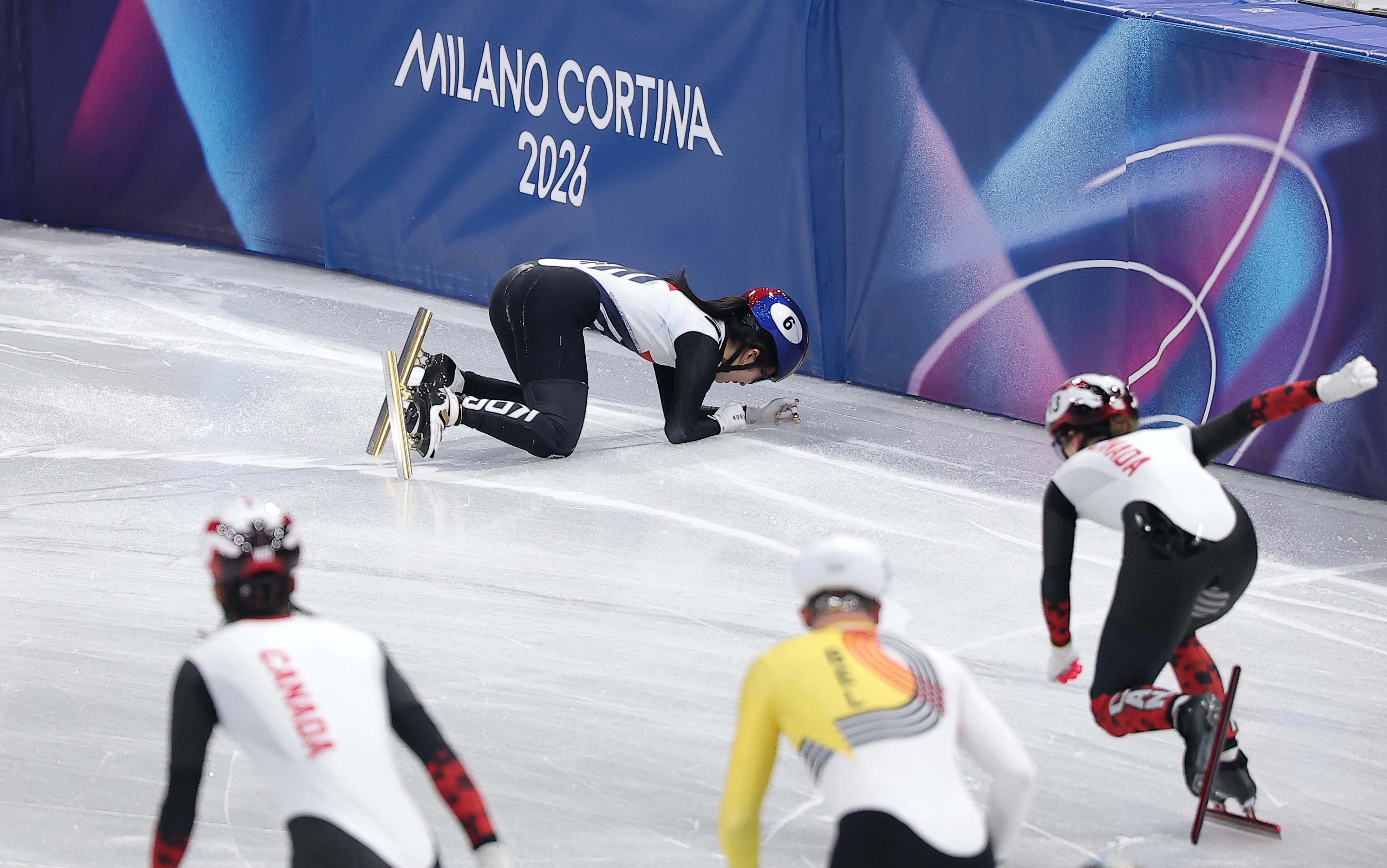 일어나지 못하는 김길리  쇼트트랙 대표팀 김길리가 10일(현지시간) 이탈리아 밀라노 아이스 스케이팅 아레나에서 열린 2026 밀라노·코르티나담페초 동계올림픽 쇼트트랙 혼성 2000m 계주 준결승에서 미국 선수와 충돌해 빙판에 쓰러진 후 고통을 호소하고 있다. 2026.2.10 뉴스1