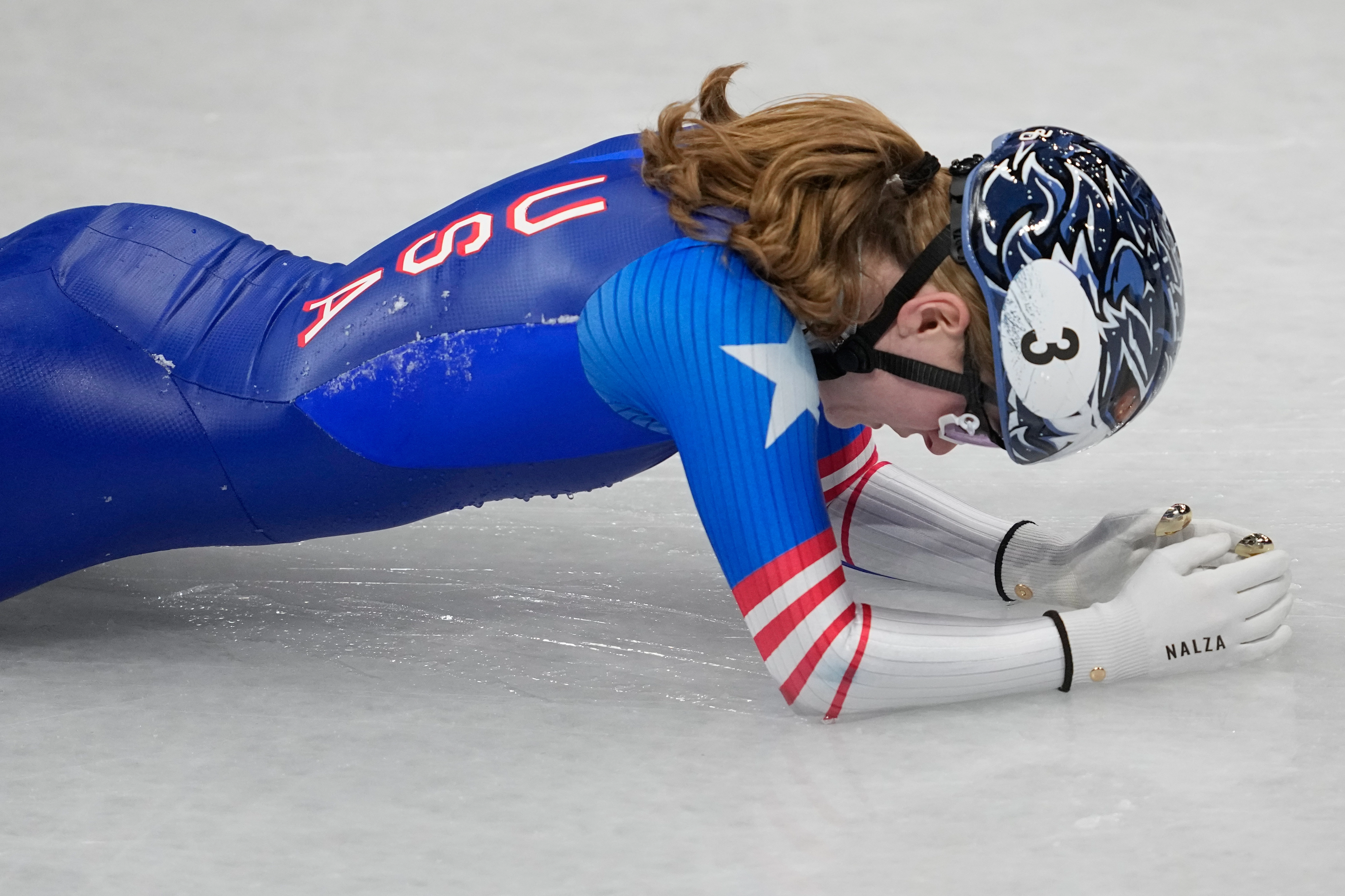 미국 쇼트트랙 대표팀 코린 스토다드가 10일(현지시간) 이탈리아 밀라노 아이스스케이팅 아레나에서 열린 2026 밀라노·코르티나담페초 동계올림픽 쇼트트랙 여자 500m 예선에서 넘어져 빙판 위에 엎드려 있다. 2026.2.10 밀라노 AP 연합뉴스