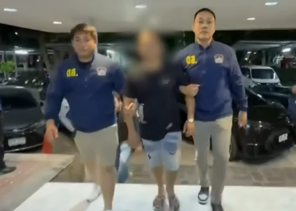 지난 3일(현지시간) 태국 방콕에서 50대 택시기사가 만취한 여대생 승객을 러브호텔로 끌고 가 성폭행한 사건이 벌어진 가운데 방콕 경찰이 용의자를 체포해 경찰서로 연행하고 있다. 채널3 보도화면 캡처