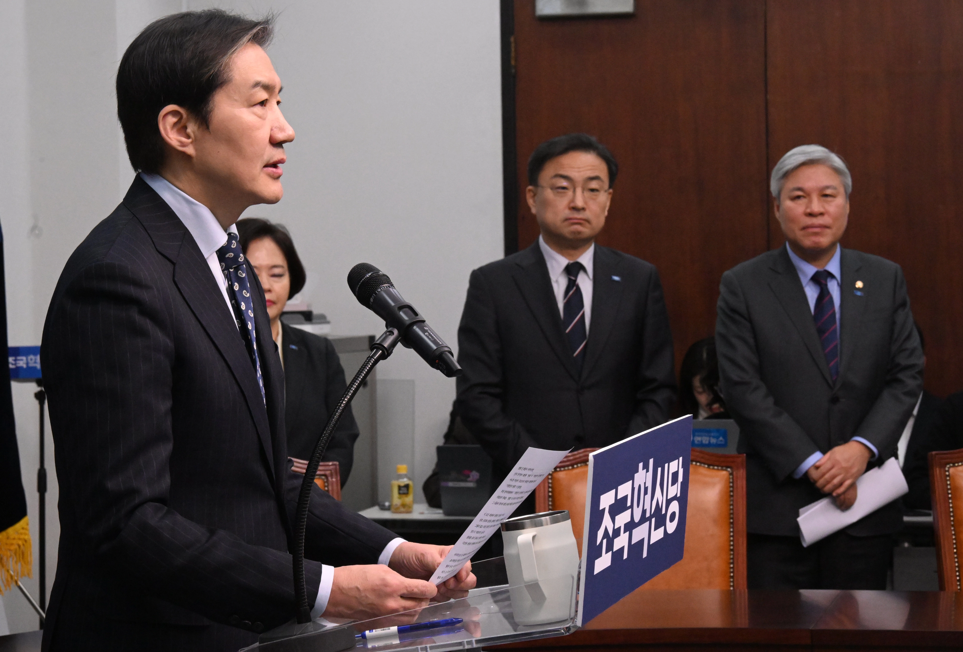 조국 조국혁신당 대표가 11일 국회에서 열린 최고위원회의에서 더불어민주당의 연대·통합 추진 준비위 구성 제안에 대한 입장을 밝히고 있다. 2026.2.11 안주영 전문기자