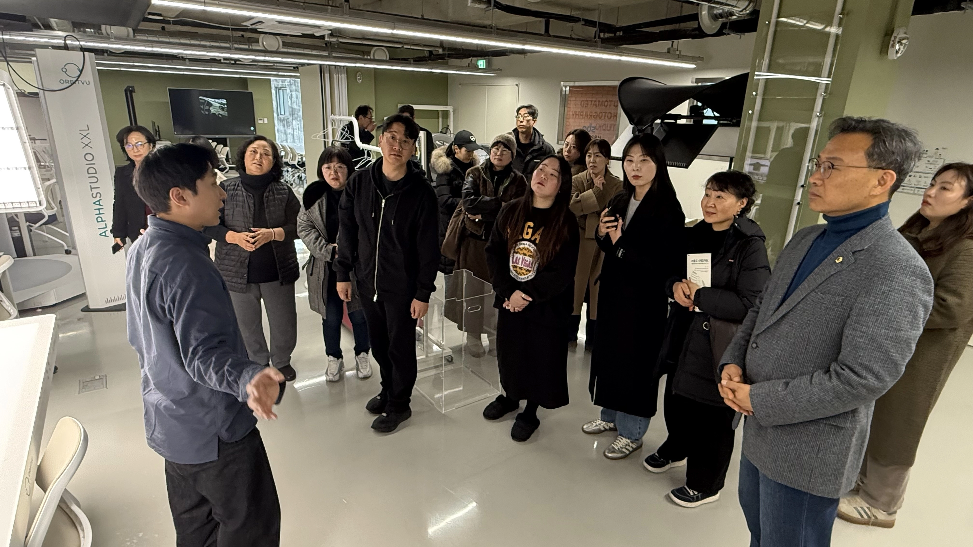 소공인 지원사업 설명회에서 구체적인 지원책 등을 설명듣는 이상훈 의원