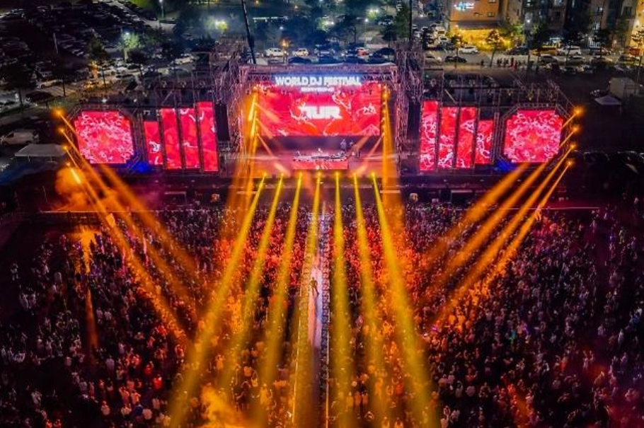 충남 보령 머드 축제 개막 공연 행사에 몰려든 인파. 서울신문DB