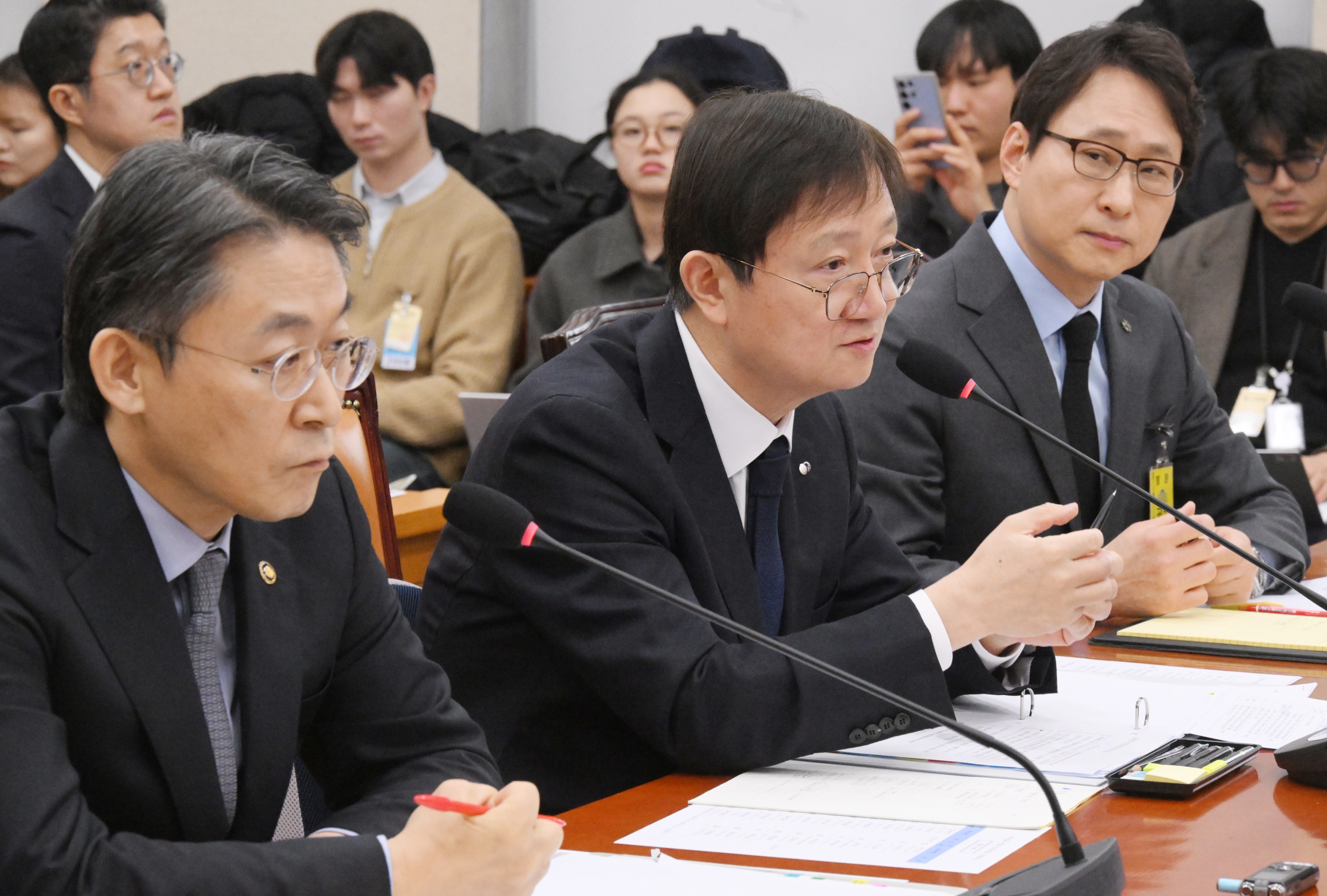 이찬진 금융감독원장이 11일 국회에서 열린 정무위원회의 국내 가상자산거래소 빗썸에서 발생한 거액의 비트코인 오지급 사태를 놓고 벌인 긴급 현안질의에서 여야 의원들의 질의에 답하고 있다. 오른쪽은 이재원 빗썸 대표이사. 2026.2.11 안주영 전문기자