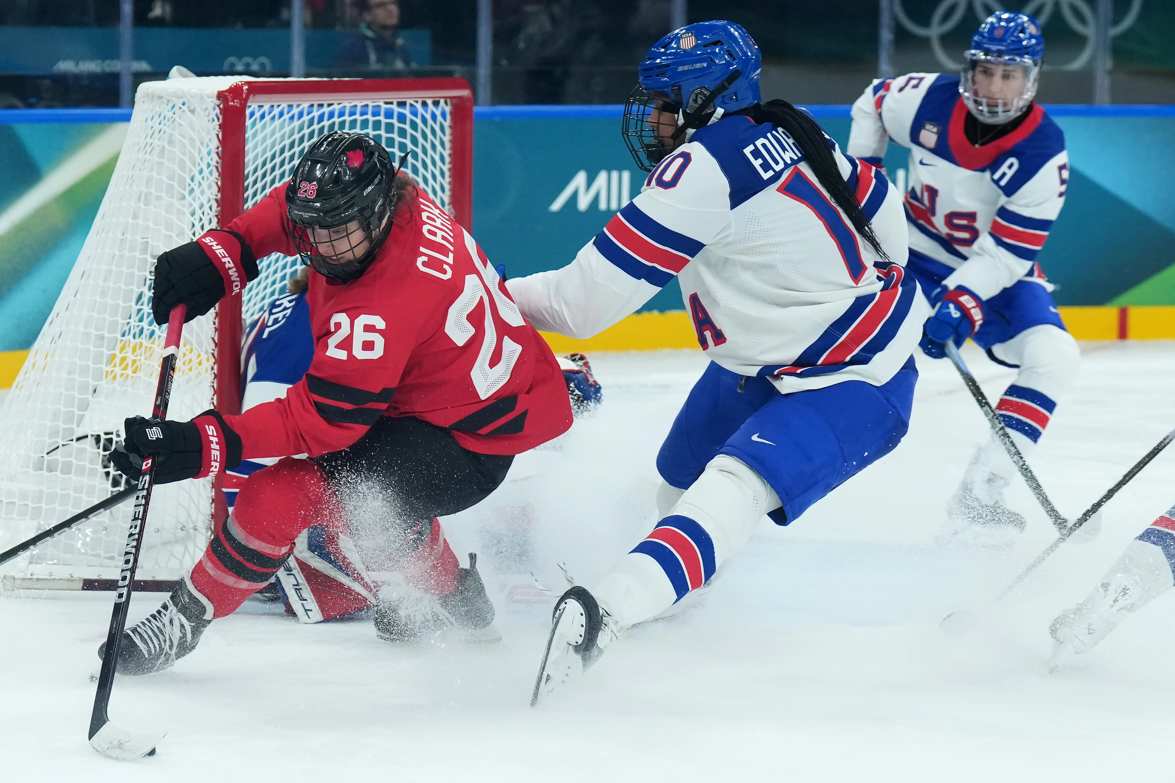 미국 여자 아이스하키 국가대표 라일라 에드워즈가 11일(한국시간) 이탈리아 밀라노 산타줄리아 아이스하키 아레나에서 열린 2026 밀라노·코르티나담페초 동계올림픽 조별리그 A조 4차전에서 캐나다를 상대로 수비하고 있다. 밀라노 AP 연합뉴스