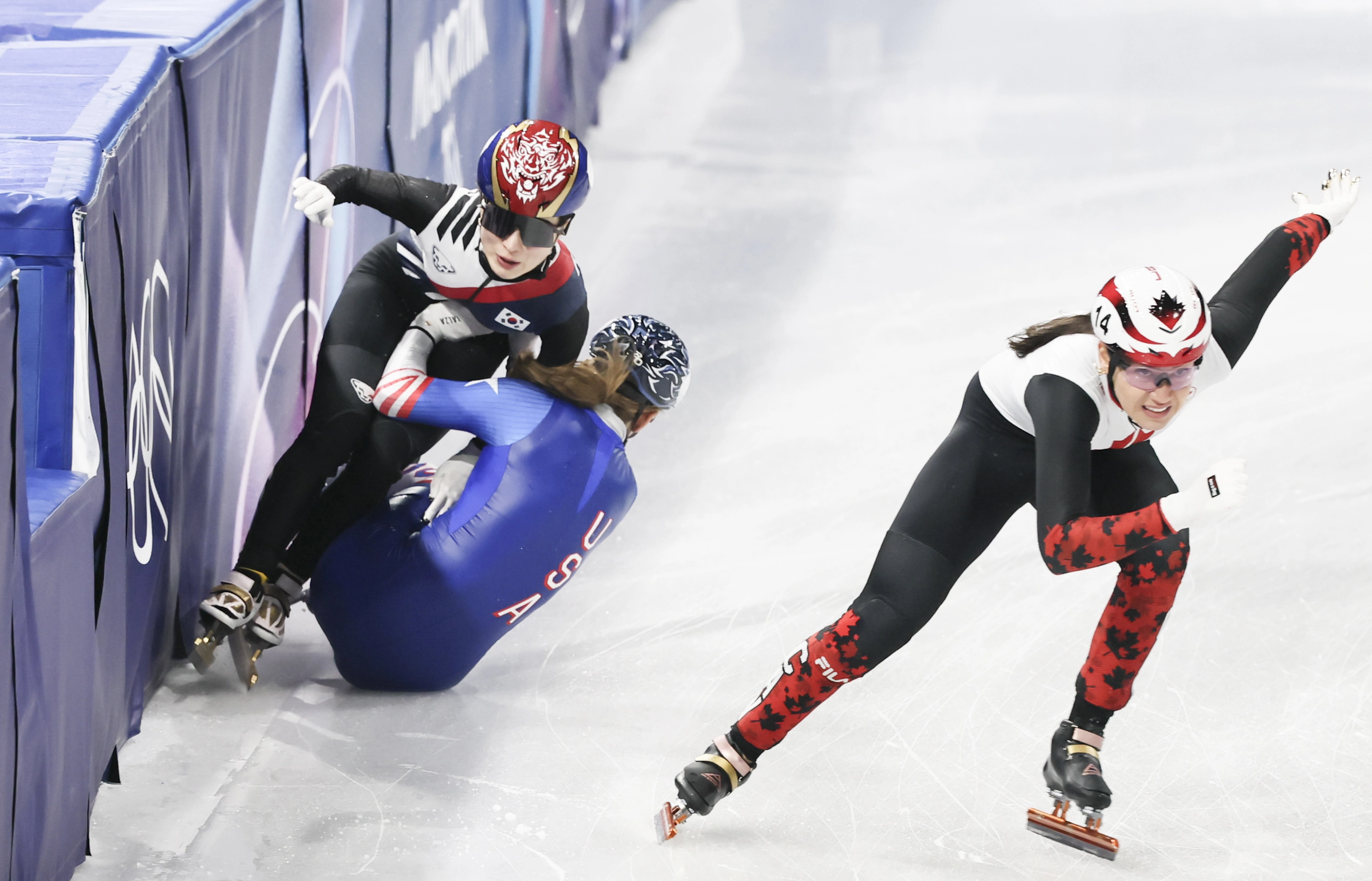 쇼트트랙 김길리가 10일(현지시간) 이탈리아 밀라노 아이스스케이팅 아레나에서 열린 2026 밀라노·코르티나 담페초 동계올림픽 쇼트트랙 혼성계주 준결승에서 미국 커린 스토더드와 충돌하고 있다. 2026.02.10 뉴시스