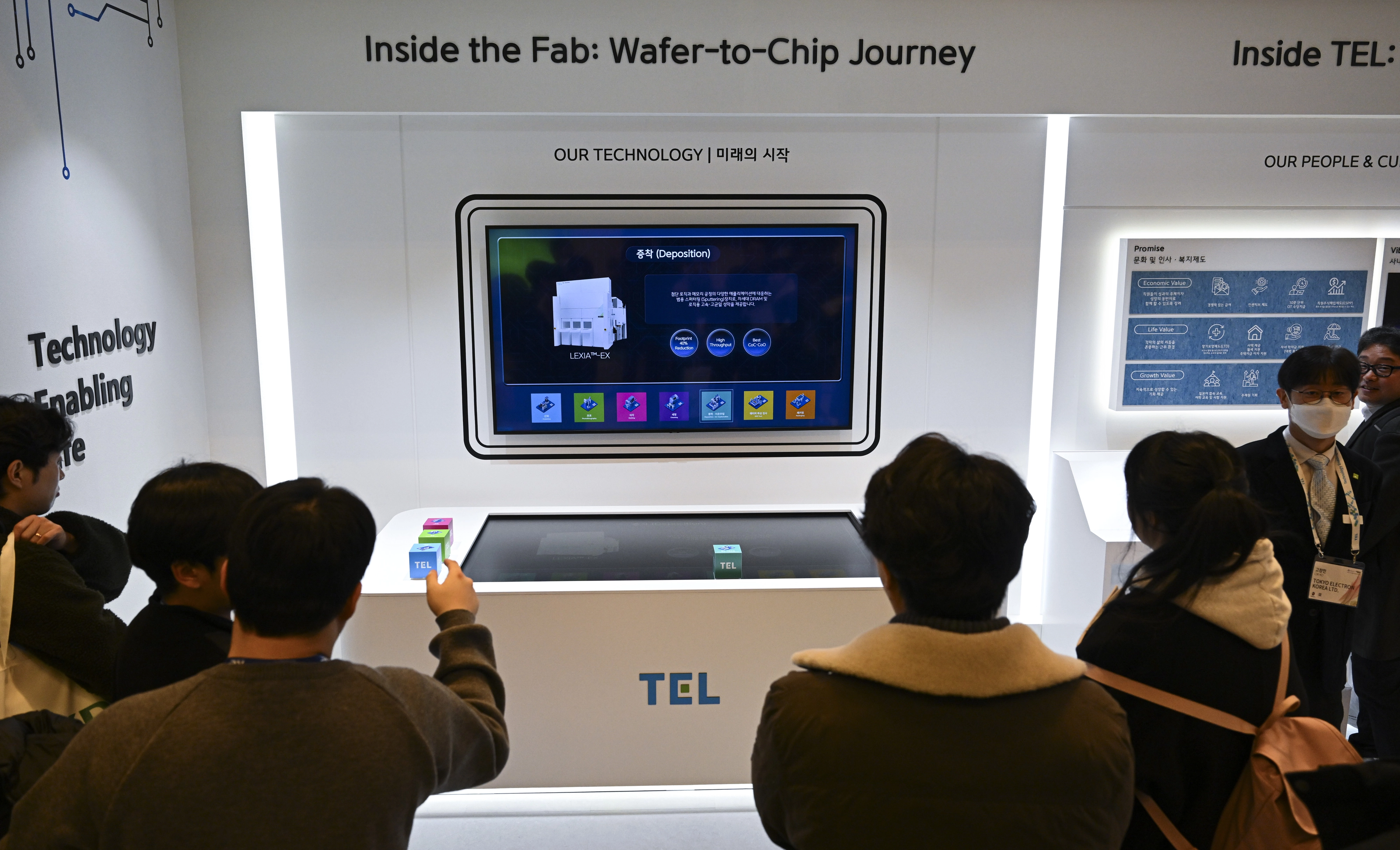 관람객들이 11일 서울 강남구 코엑스에서 열린 세미콘 코리아 2026에서 도쿄일렉트론(TEL)코리아 부스를 둘러보고 있다. 국제반도체장비재료협회(SEMI) 주관으로 역대 최대 규모를 선보인 이번 행사는 오는 13일까지 열린다. 2026.2.11 이지훈 기자