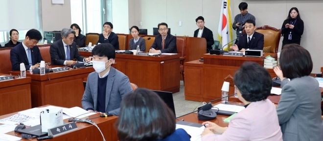 김용민 국회 법제사법위원회 법안심사제1소위원회 위원장이 11일 오전 서울 여의도 국회에서 재판소원 허용법(헌법재판소법 개정안) 심사를 위해 열린 소위원회에서 발언을 하고 있다. 2026.02.11. 뉴시스