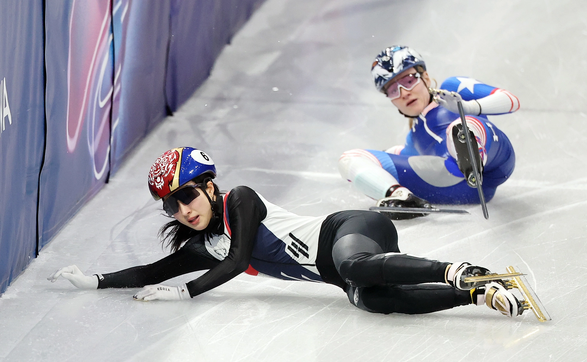 김길리, 안타까운 충돌  한국 쇼트트랙 국가대표 김길리가 10일(한국시간) 이탈리아 밀라노 아이스 스케이팅 아레나에서 열린 2026 밀라노·코르티나담페초 동계올림픽 혼성 2000m 계주 준결선에서 미국의 커린 스토더드와 충돌하고 있다. 밀라노 뉴스1