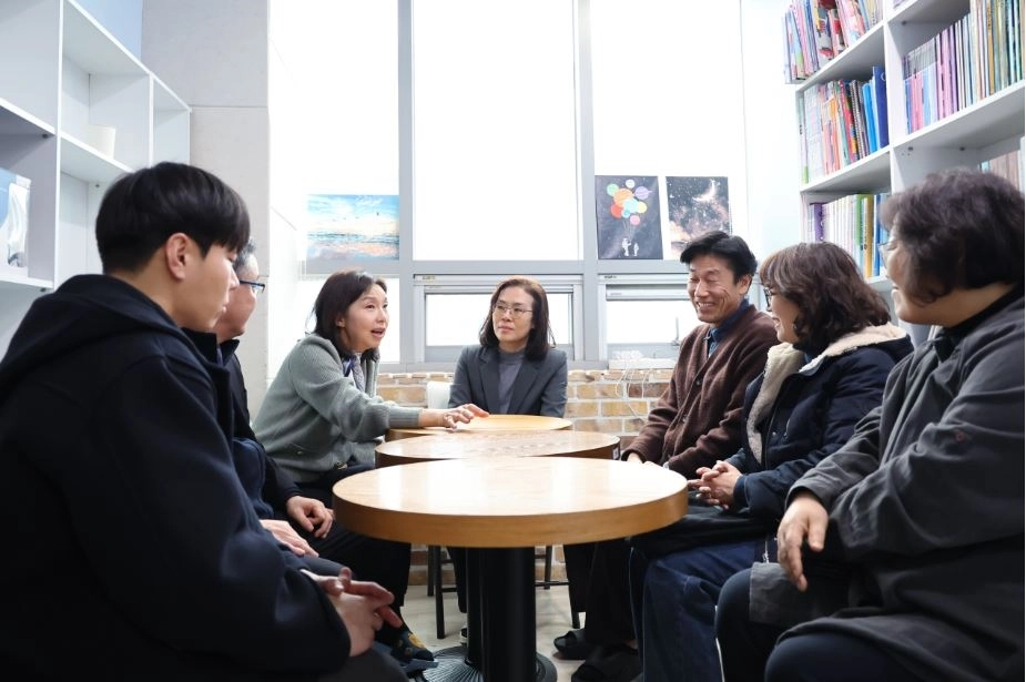 지역아동센터 종사자들과 간담회 중인 최호정 의장