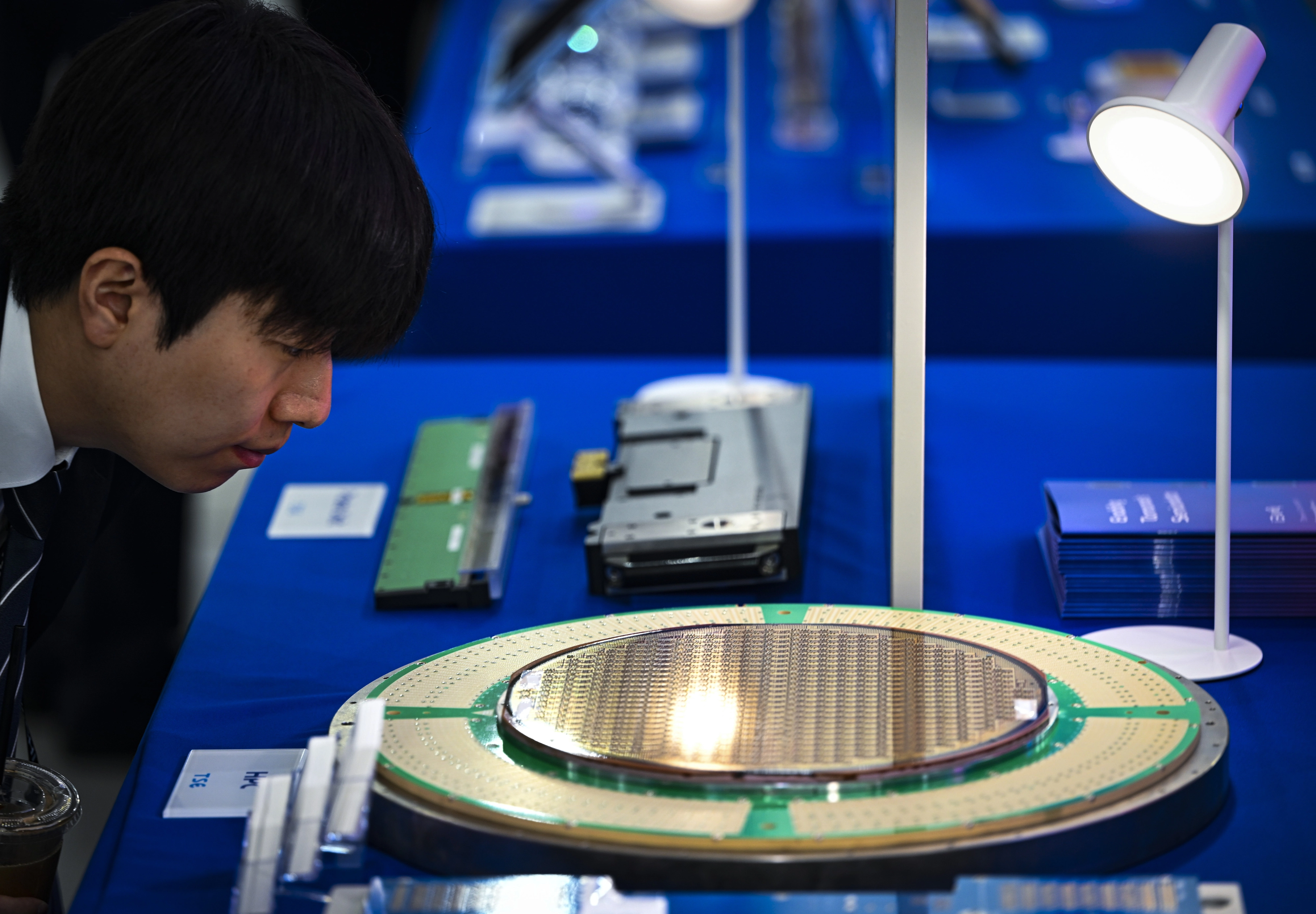 관람객들이 11일 서울 강남구 코엑스에서 열린 세미콘 코리아 2026에서 부스를 둘러보고 있다. 국내 반도체 제조 장비 재료 협회(SEMI) 주관으로 역대 최대 규모를 선보인 이번 행사는 오는 13일까지 열린다. 2026.2.11 이지훈 기자