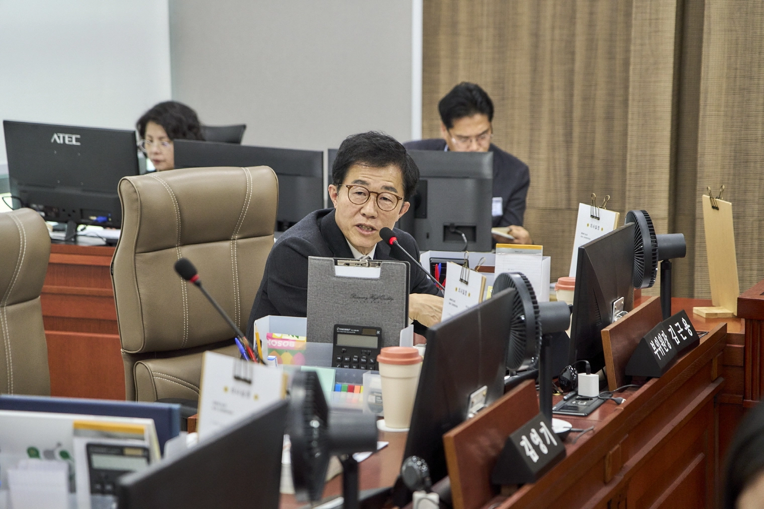 김근용 의원이 10일 열린 제388회 임시회 교육행정위원회 소관 지역교육국 업무보고에서 지역 특성 반영 교육협력 모델과 효율적인 예산 운영 방안에 대해 집중 점검하고 있다.(사진=경기도의회)