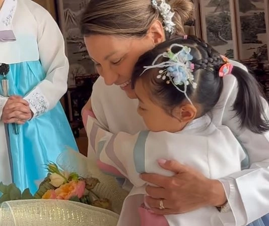 다시우바 여사가 게시글과 함께 올린 영상에는 한복을 입은 화동에게 꽃을 받고 포옹하는 장면이 담겼다. 인스타그램 캡처