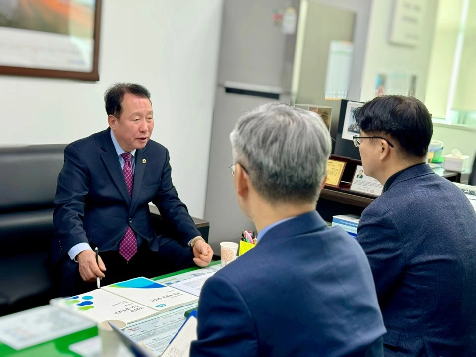 안계일 의원이 11일, 지난 1월 새로 부임한 김규식 경기도 안전관리실장과 정담회를 갖고 각종 재해·재난사고에 대한 대응 체계 점검과 도민 및 지역 안전 전반에 대해 의견을 나누고 있다.(사진=경기도의회)
