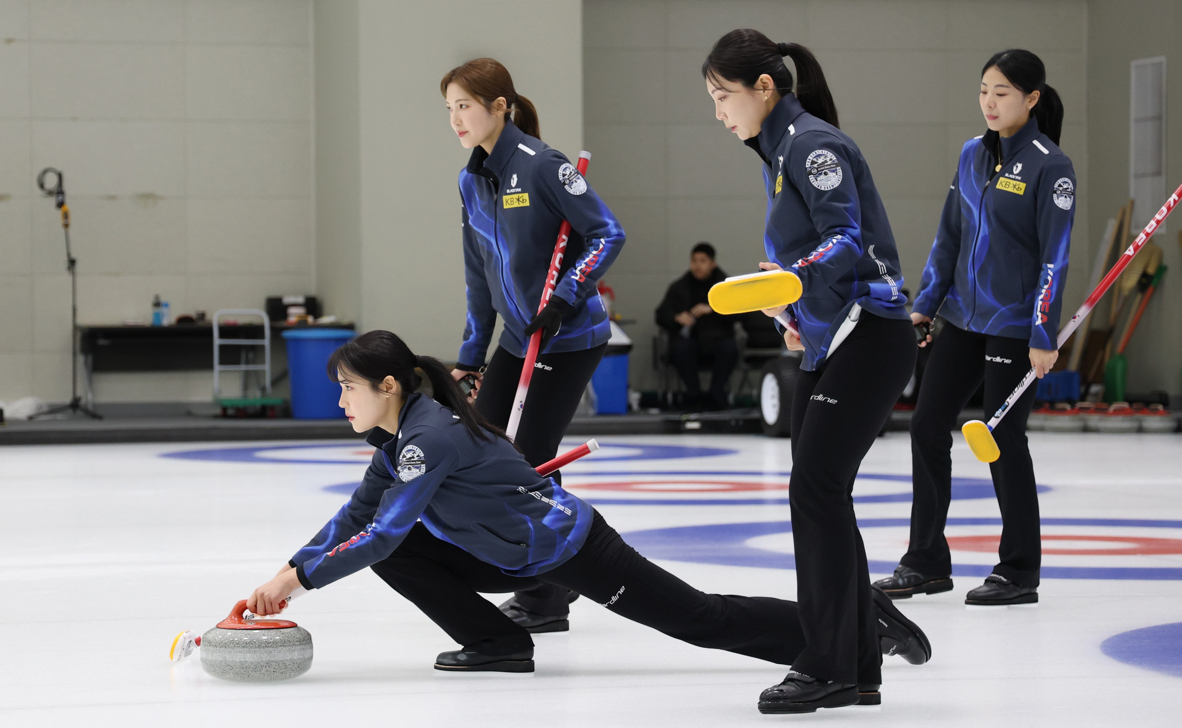2026 밀라노·코르티나담페초 동계올림픽을 앞두고 지난달 27일 충북 진천선수촌 컬링장에서 컬링대표팀의 설예은(왼쪽부터), 설예지, 김수지, 김민지가 훈련을 하고 있다. 연합뉴스