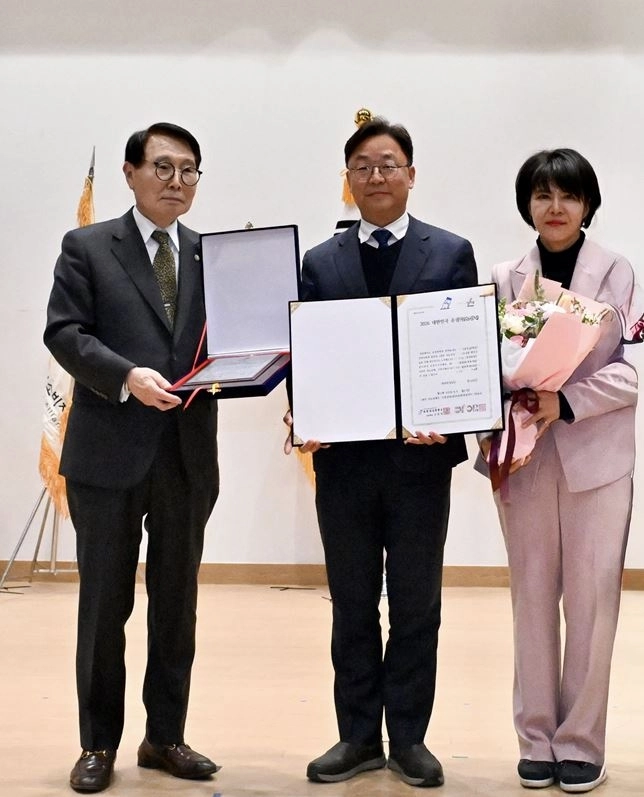기념촬영하는 이용균 의원(가운데)