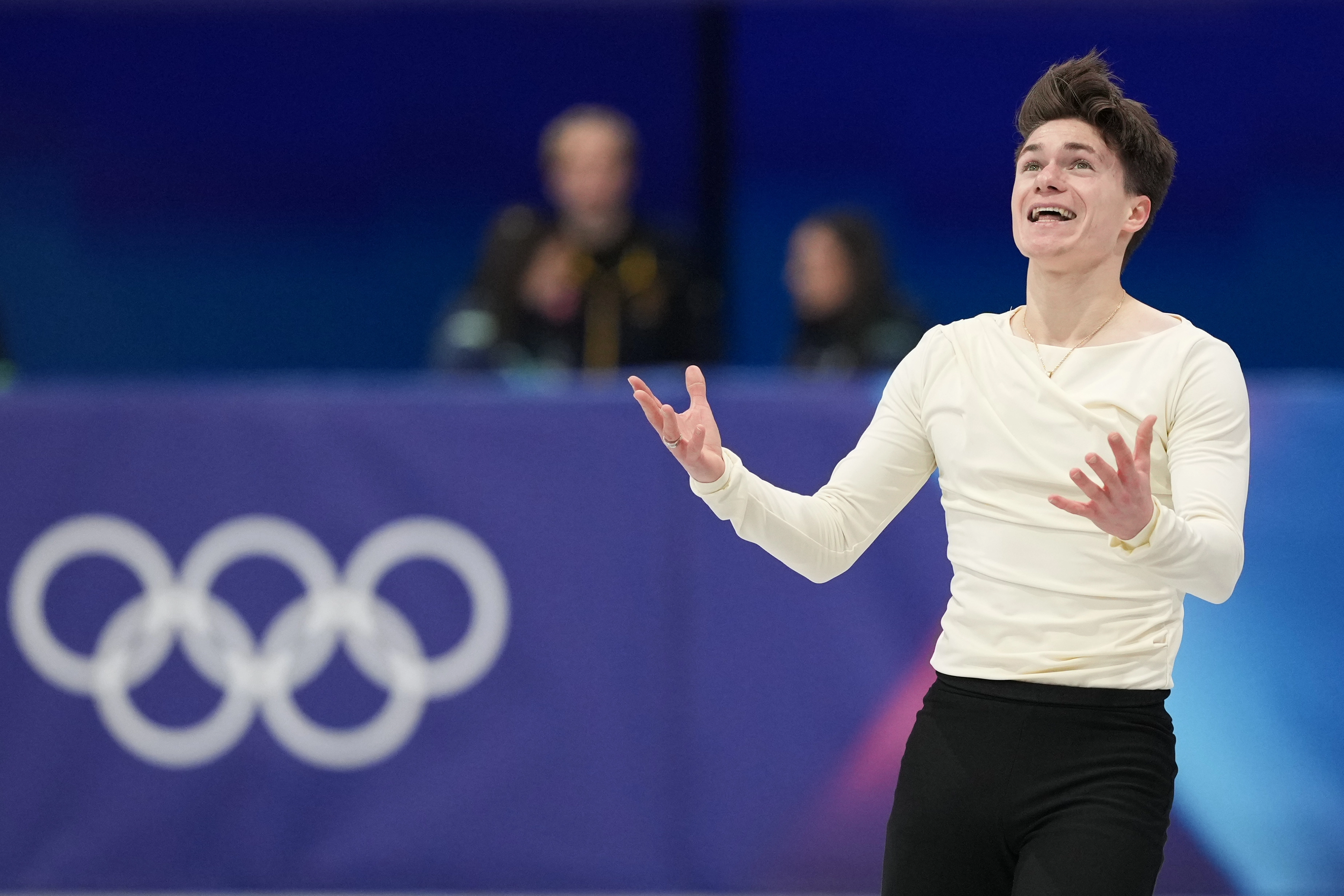 막심 나우모프가 11일(한국시간) 이탈리아 밀라노 아이스스케이팅 아레나에서 열린 2026 밀라노·코르티나담페초 동계올림픽 피겨 스케이팅 남자 싱글 쇼트 프로그램 경기를 마치고 부모님을 생각하며 하늘을 쳐다보고 있다. 2026.2.11 밀라노 AP 연합뉴스